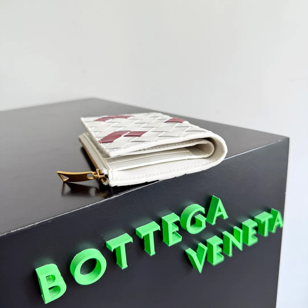 Batch 960 of BOTTEGA VENETA’s new woven small wallets are now shipping! ! ! 🥰🥰Made of carefully selected first-layer sheepskin fabric, this small luxury wallet has an elegant appearance and is also full of practicality. It can store change, driver's license and various cards at the same time. It is so small that it can be put in your pocket and carried with you. It is really convenient [Applause][Applause] Style No.: 667468 Size: 14.5*9.3*2cm